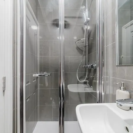 Modern Cosy Corner Flat - 2 Bed Close To 2X Tube Stations London Exterior photo