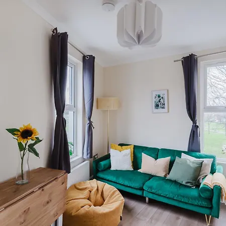 Modern Cosy Corner Flat - 2 Bed Close To 2X Tube Stations London Exterior photo