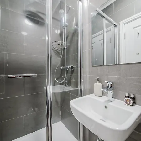 Modern Cosy Corner Flat - 2 Bed Close To 2X Tube Stations London Exterior photo