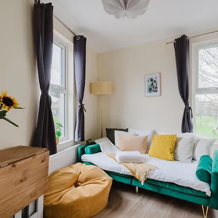 Modern Cosy Corner Flat - 2 Bed Close To 2X Tube Stations London Exterior photo