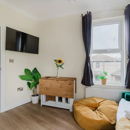 Modern Cosy Corner Flat - 2 Bed Close To 2X Tube Stations London Exterior photo